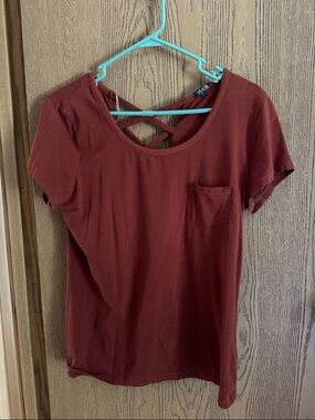 Splash Short Sleeve Tee with Crisscross Back in Burgundy/Burnt Orange